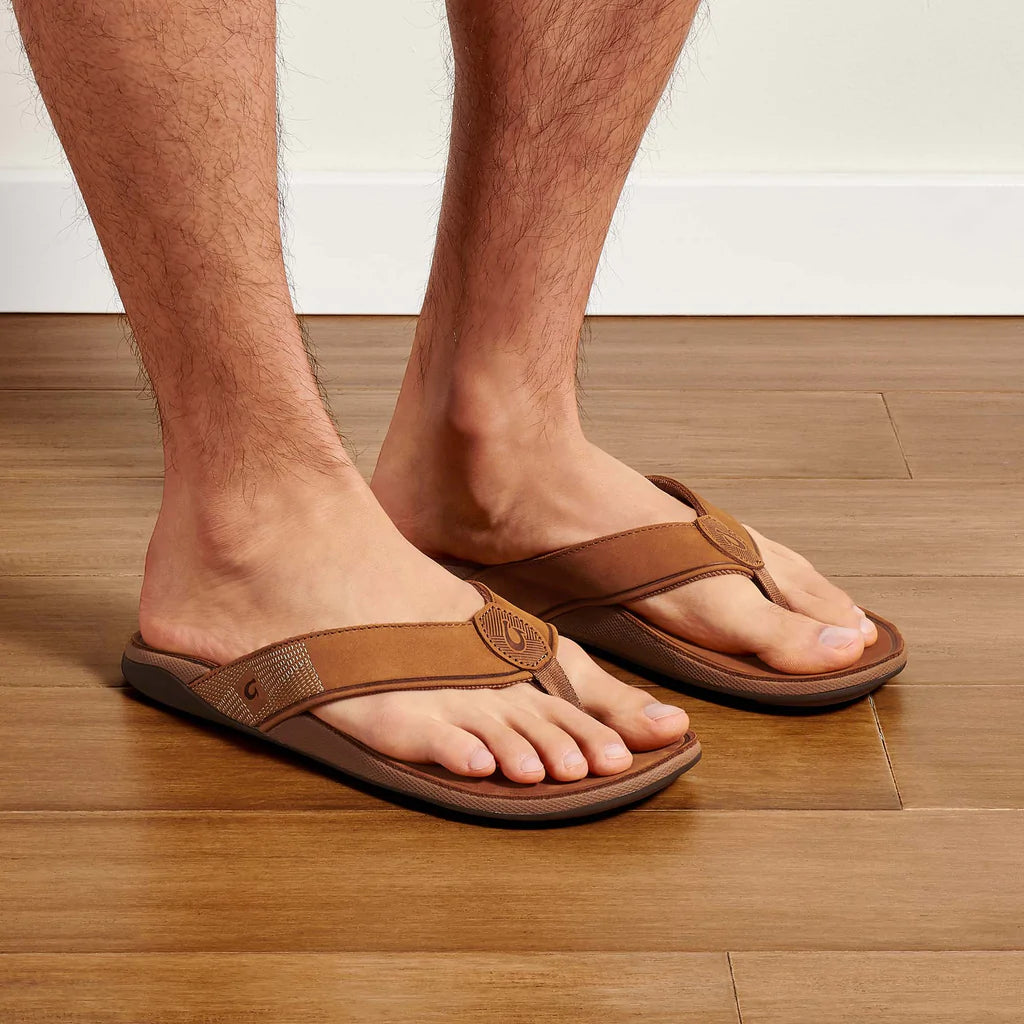 OLUKAI MEN'S TUAHINE SANDAL - TOFFEE